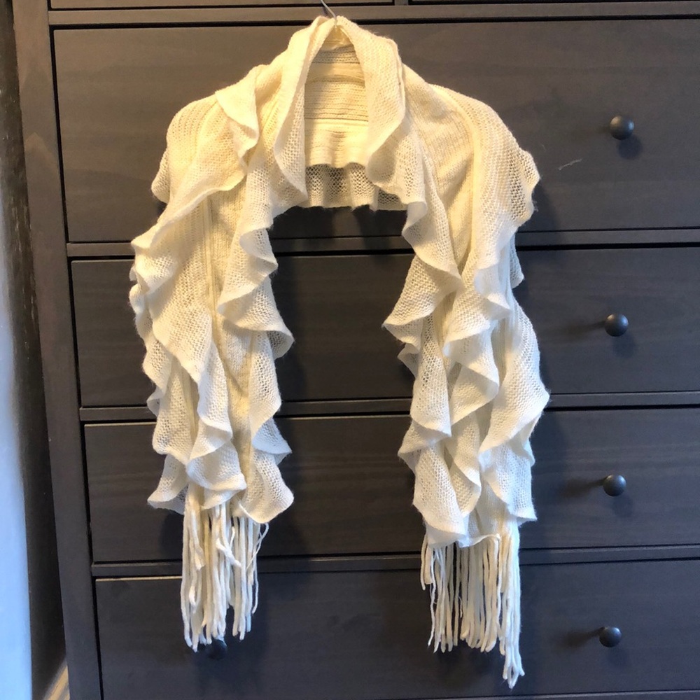 🌟 Ivory ruffle scarf